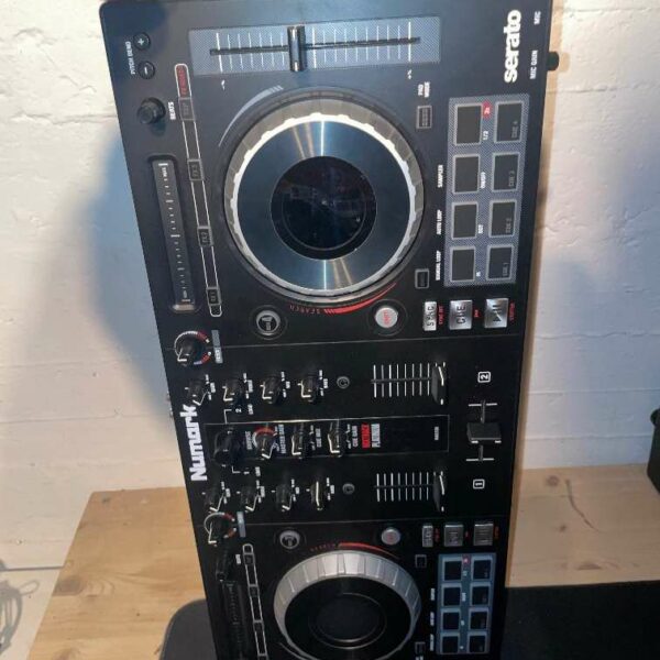 Numark Serato Mixtrack Platinum – Contrôleur DJ 4‑decks / 2‑canaux avec écran LCD jog wheel