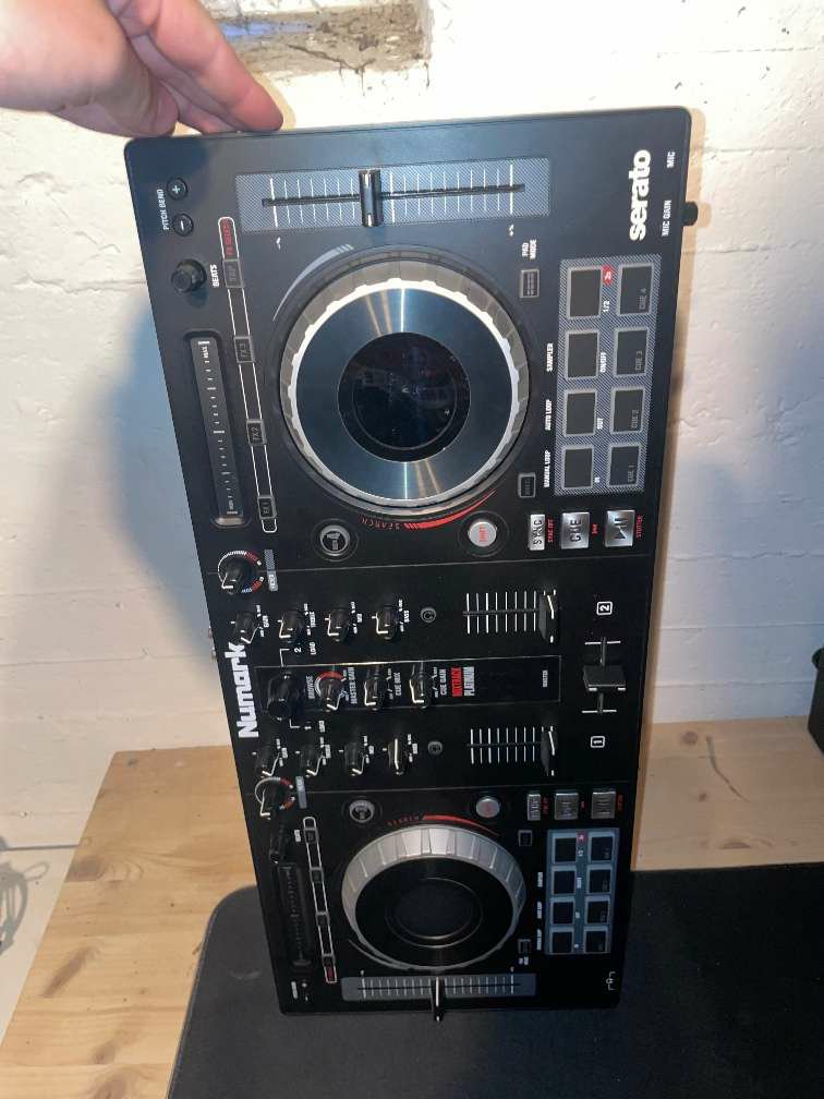 Numark Serato Mixtrack Platinum – Contrôleur DJ 4‑decks / 2‑canaux avec écran LCD jog wheel