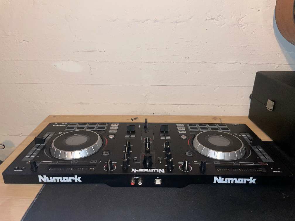 Numark Serato Mixtrack Platinum – Contrôleur DJ 4‑decks / 2‑canaux avec écran LCD jog wheel – Image 3