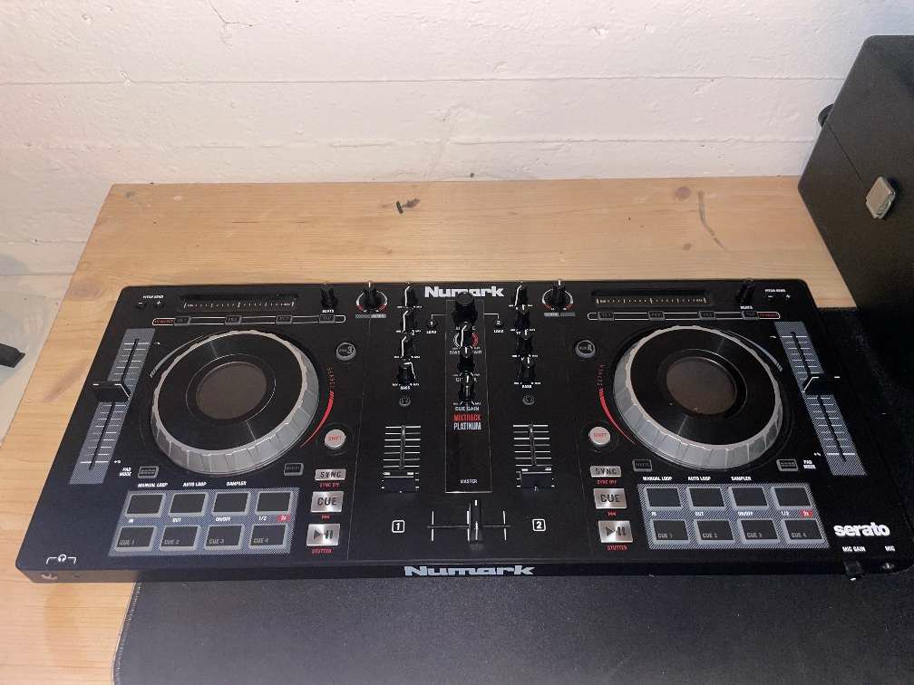 Numark Serato Mixtrack Platinum – Contrôleur DJ 4‑decks / 2‑canaux avec écran LCD jog wheel – Image 5